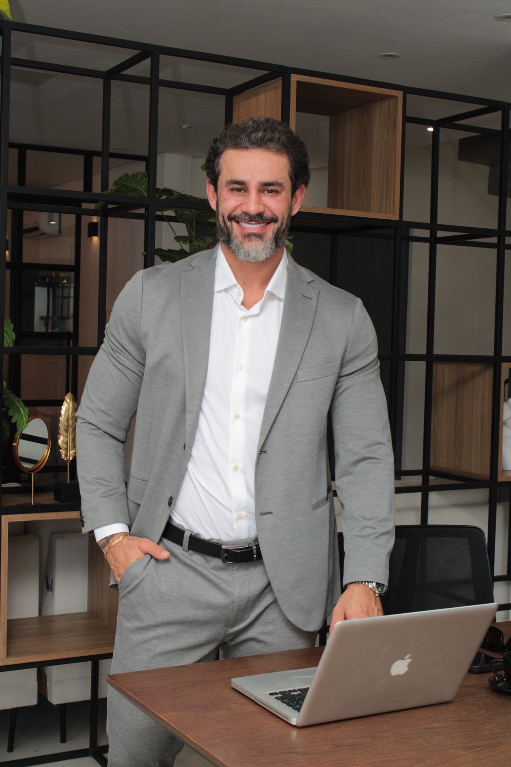 Dr. Thiago Salla em seu consultório