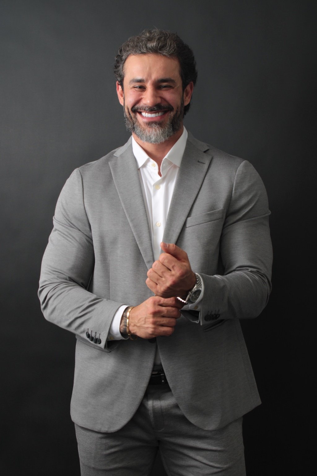 Dr. Thiago Salla sorrindo, de terno cinza